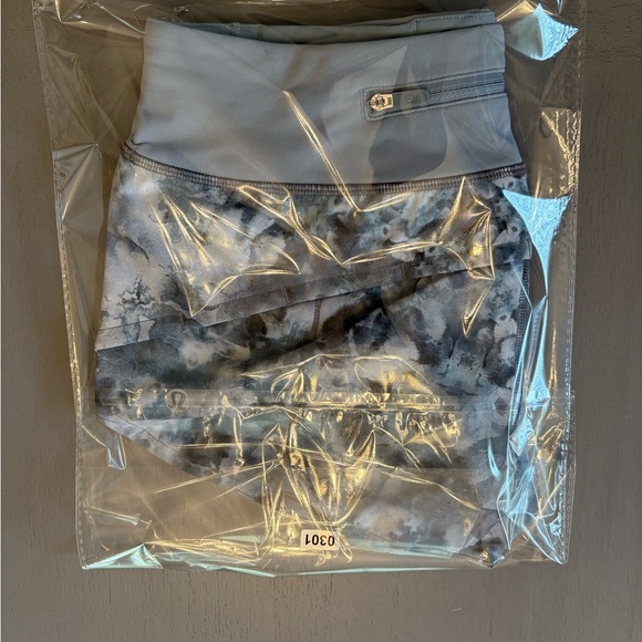 lululemon Speed Up Shorts Low Rise Kaleidofloral Blue/Gray Size 2 EUC Athletic - Picture 14 of 14